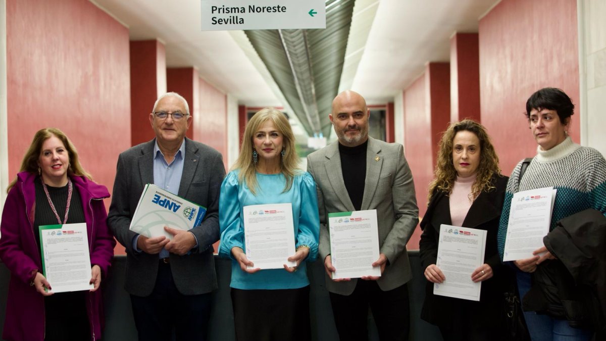 Patricia del Pozo, consejera de Desarrollo Educativo y FP, firma el acuerdo con los sindicatos.