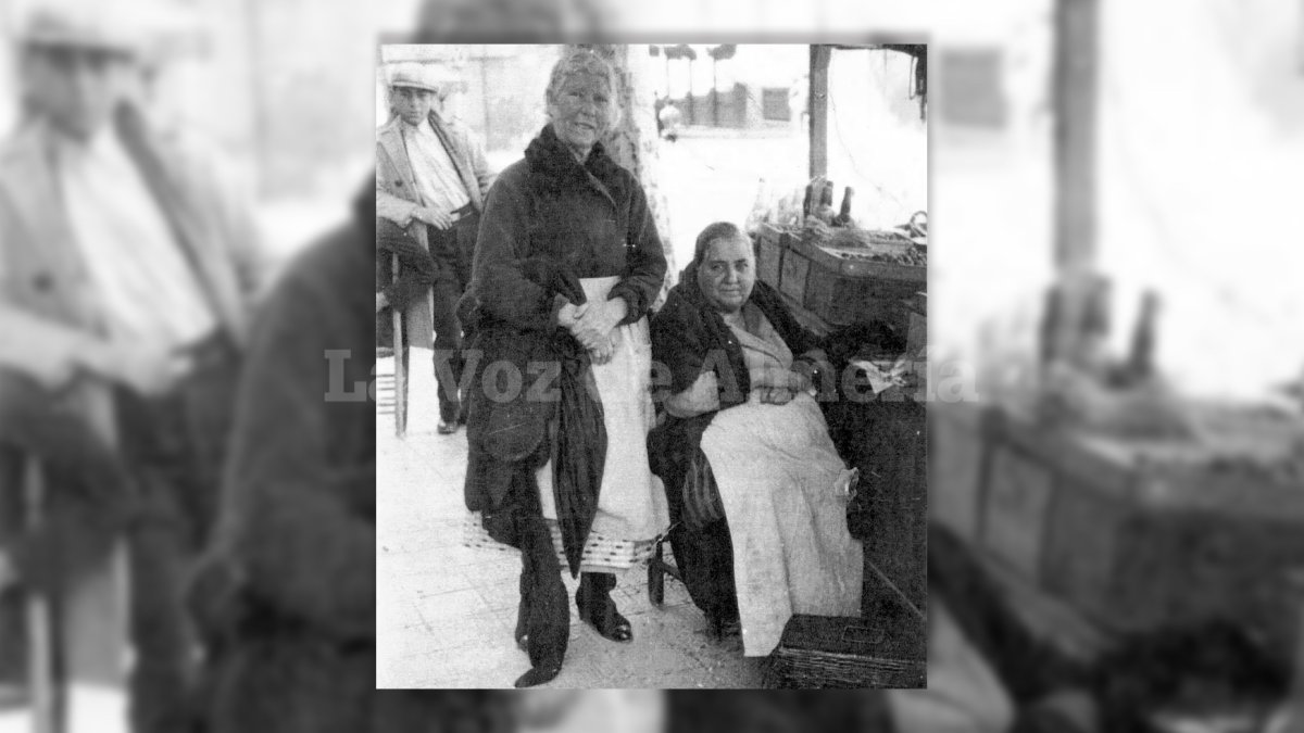 Amalia, junto a su carrillo en la Puerta de Purchena.