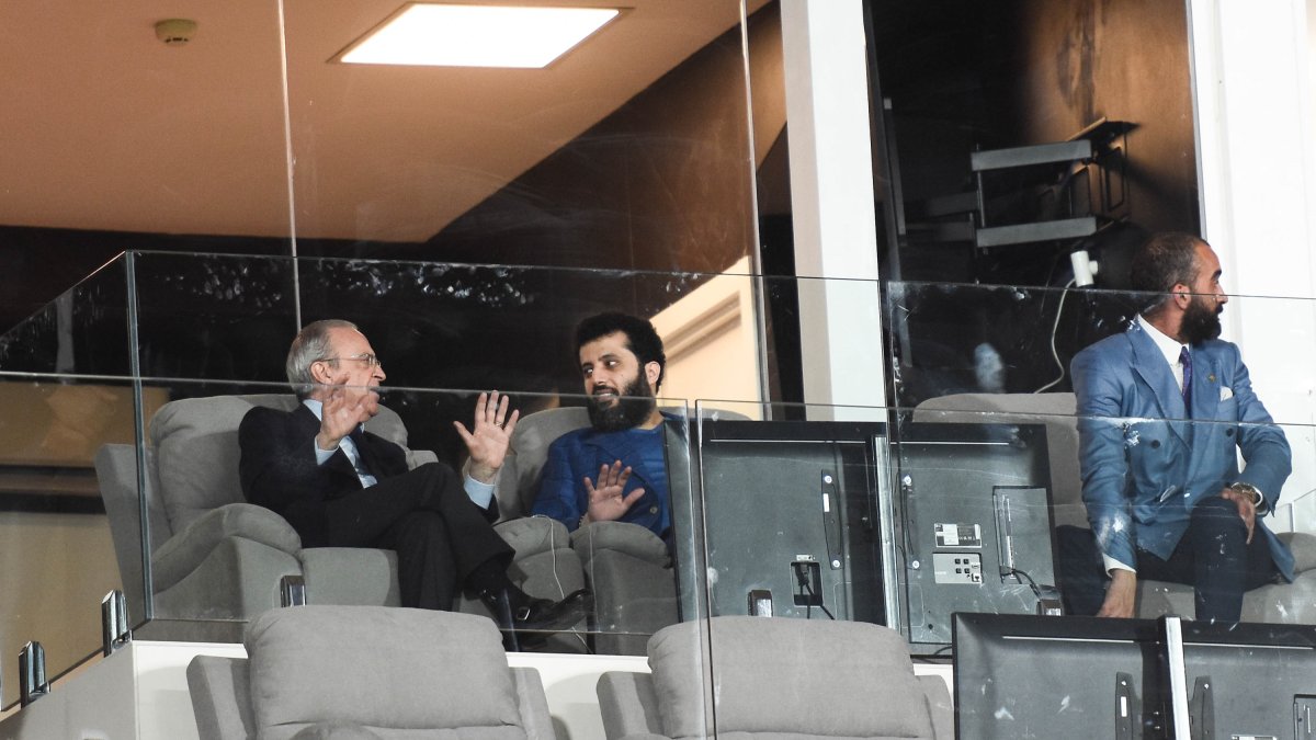 Florentino Pérez, Turki Al-Sheikh y Mohamed El Assy en el palco del Mediterráneo la temporada pasada.