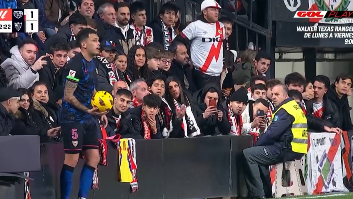 La imagen de la televisión cuando Ocampos se disponía a lanzar de banda.