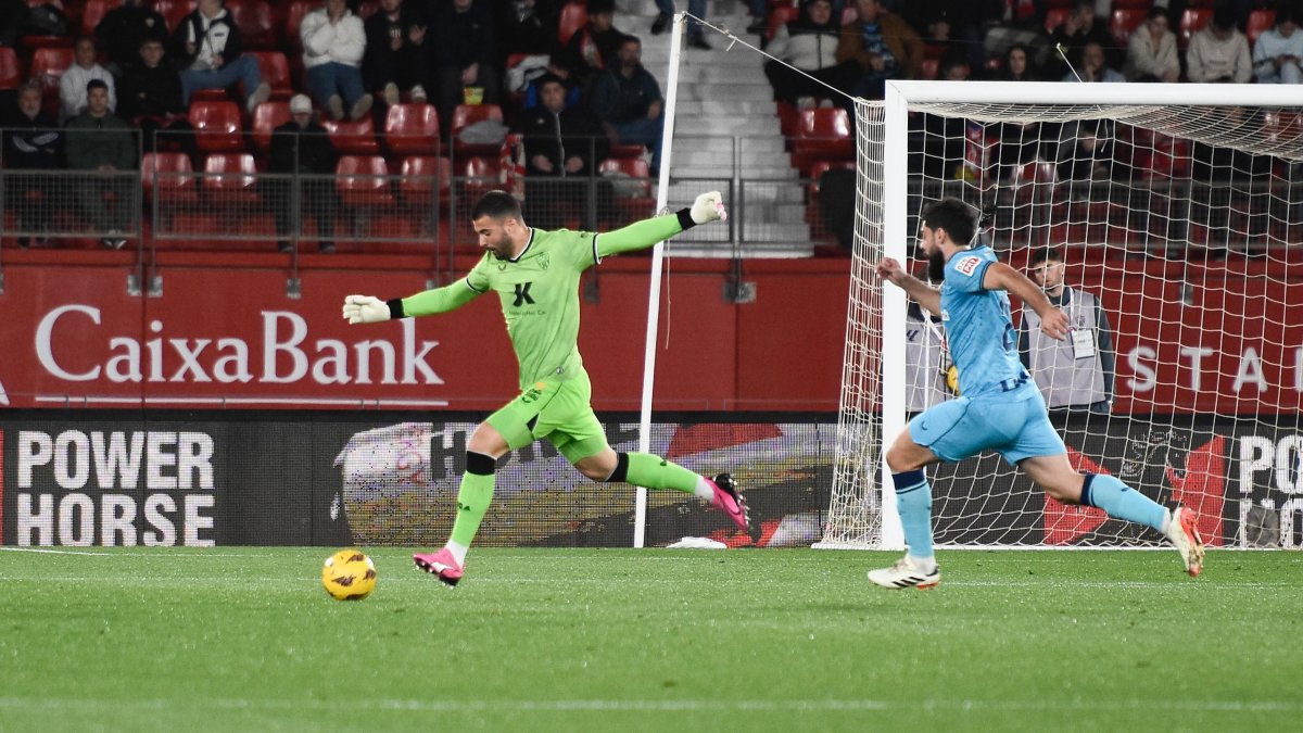 Luis Maximiano en la primera parte del duelo contra el Athletic Club.