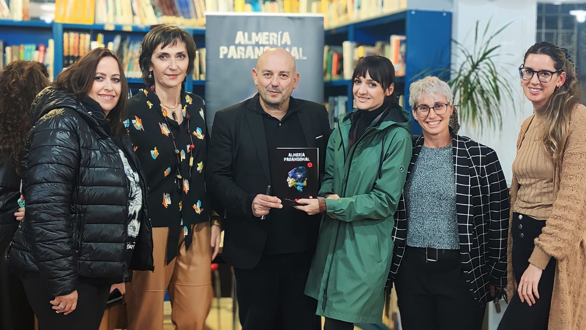 El autor Juan Gómez Alcaide con parte del equipo de gobierno del ayuntamiento de Vícar.