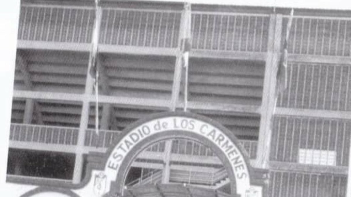 La puerta principal del viejo campo de Los Cármenes.