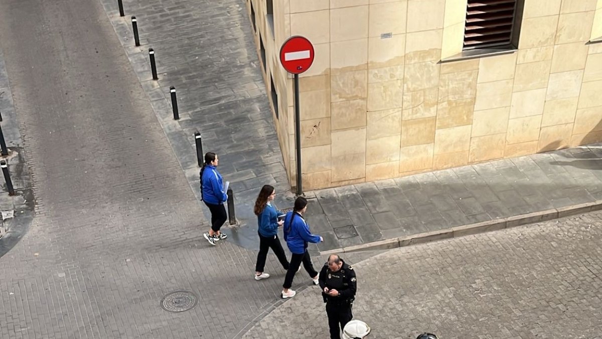 Bomberos esta mañana en la calle Velázquez.