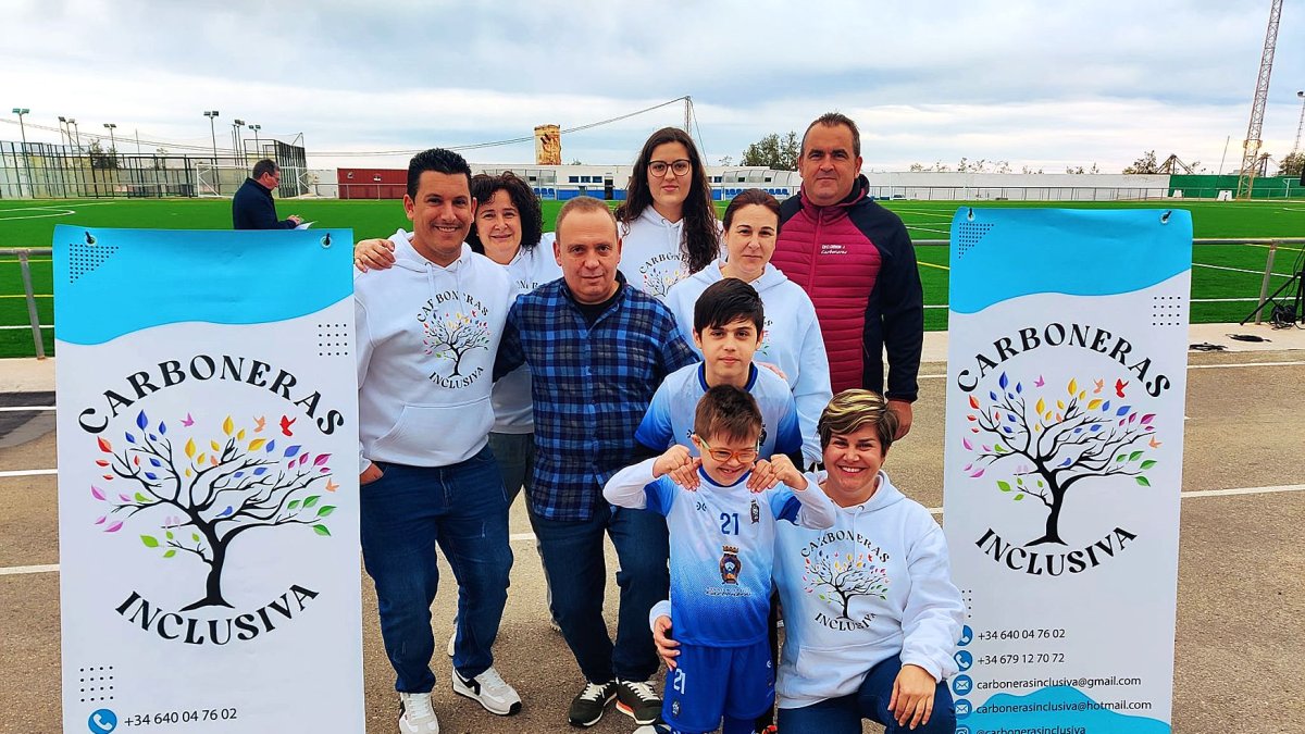 Foto de familia con representantes del Carboneras CF y Carboneras Inclusive en el Campo Blas Belmonte.
