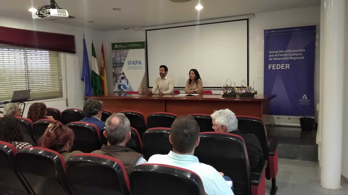 La presidenta de IFAPA Marta Bosquet  y el director del Centro IFAPA La Mojonera, Álvaro Sánchez