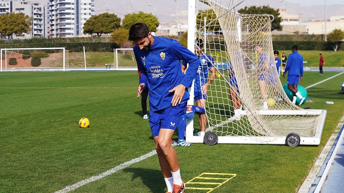 Édgar González está listo para conseguir la primera victoria en Los Cármenes.