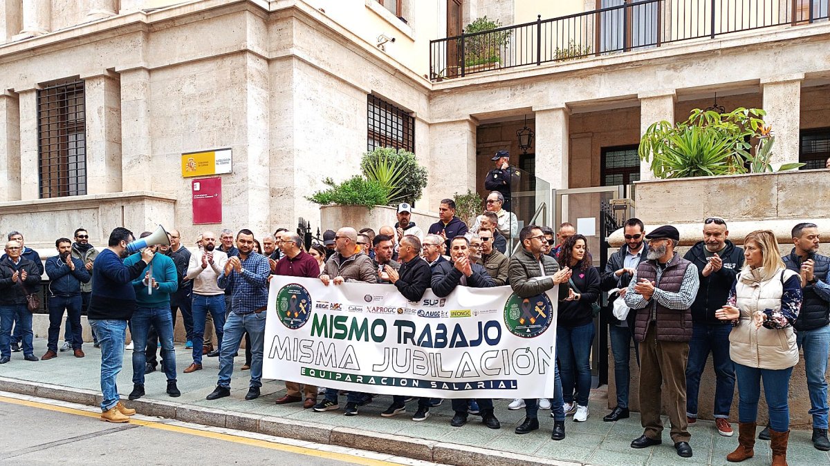 Concentración de policías y guardias civiles esta mañana en la subdelegación del Gobierno en Almería.