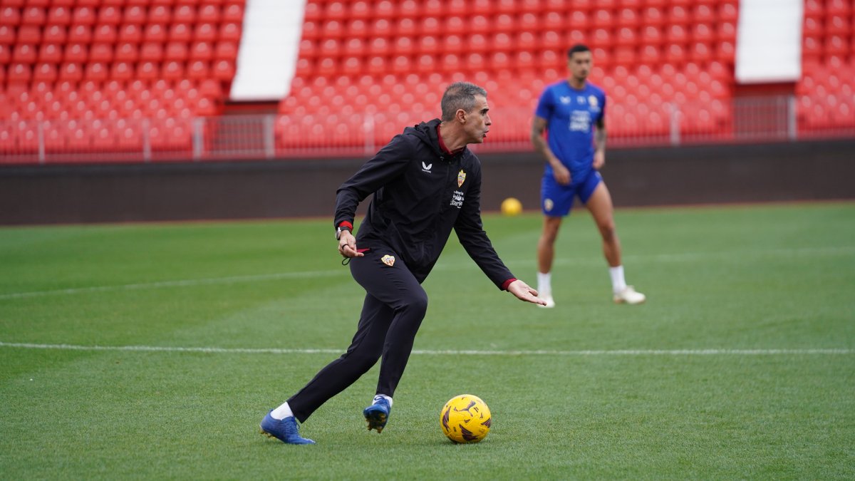 Garitano preparando a los futbolistas para el choque en Granada.