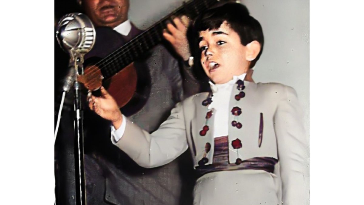 El niño Joselito cantando en el Festival de Cine de Invierno de Almería en 1957, sobre el escenario del Teatro Cervantes.