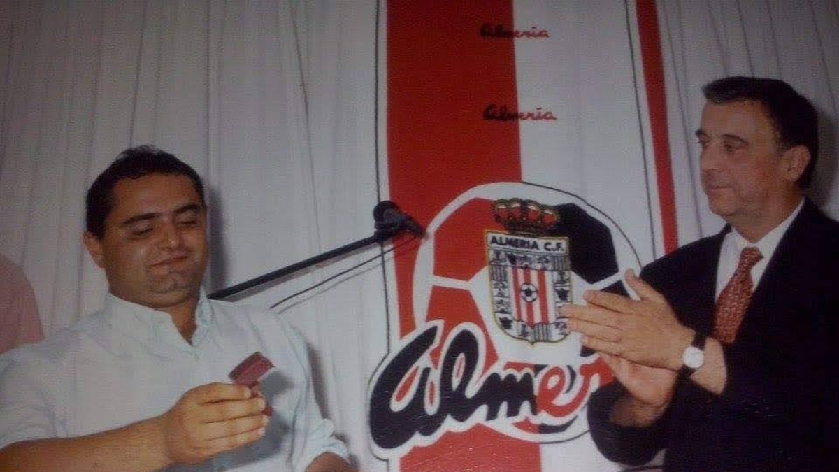 Guillermo Blanes le entregó el escudo de oro del Almería.