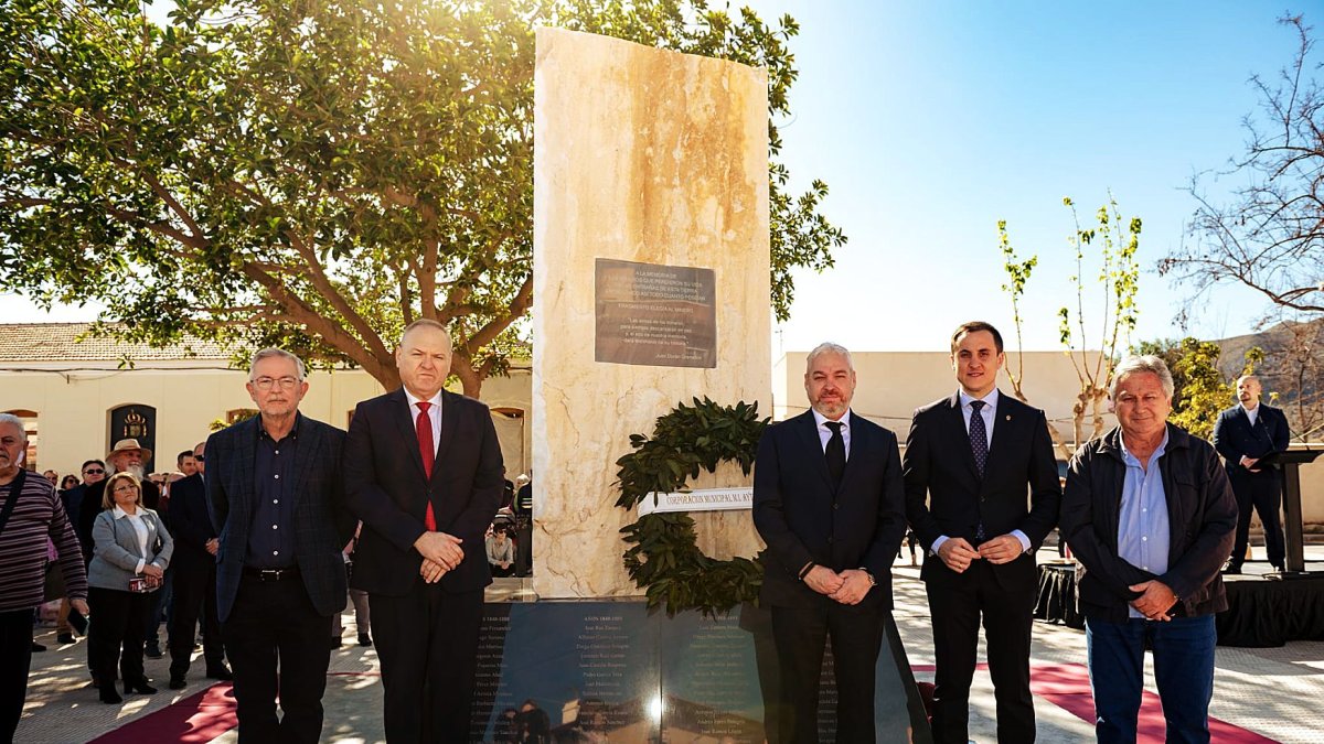 El alcalde de Cuevas (segundo por la izquierda) y el de Vera (segundo por la derecha) durante el acto en Mazarrón