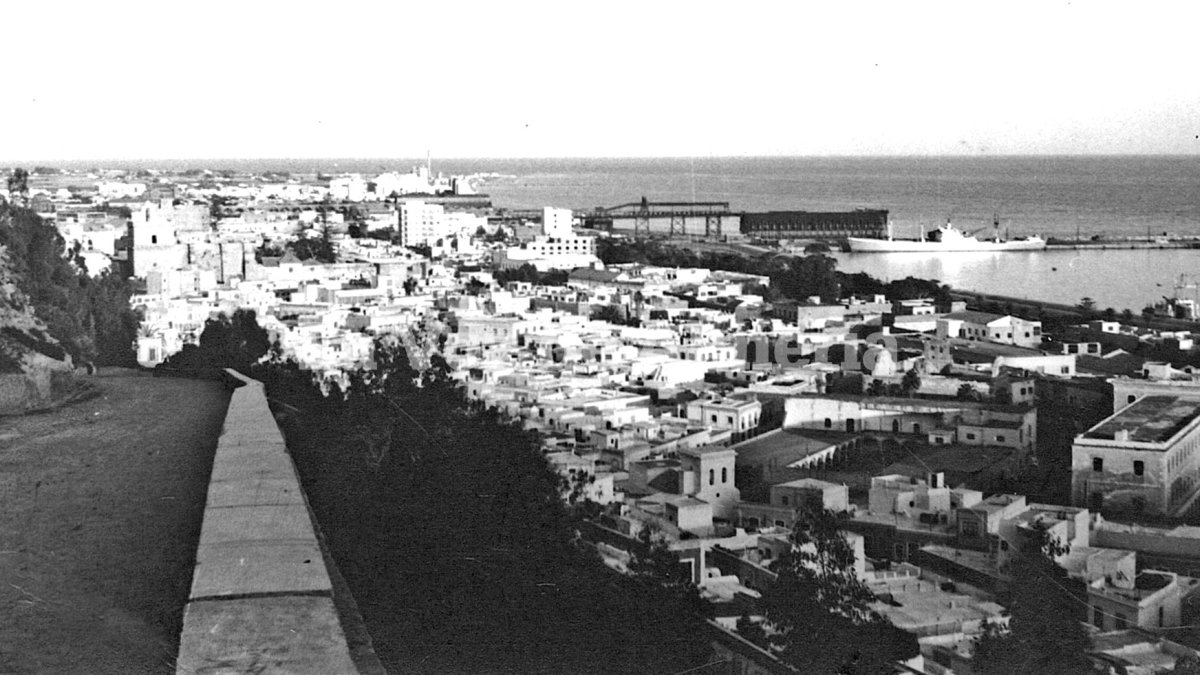 Camino de acceso al tercer recinto de la Alcazaba a comienzos de los años 60, recién inaugurado.