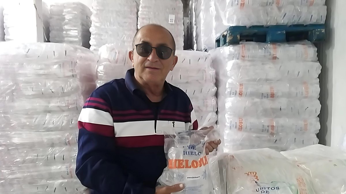 José Tijeras, propietario de HieloSur, quien lleva más de 35 años en el sector.