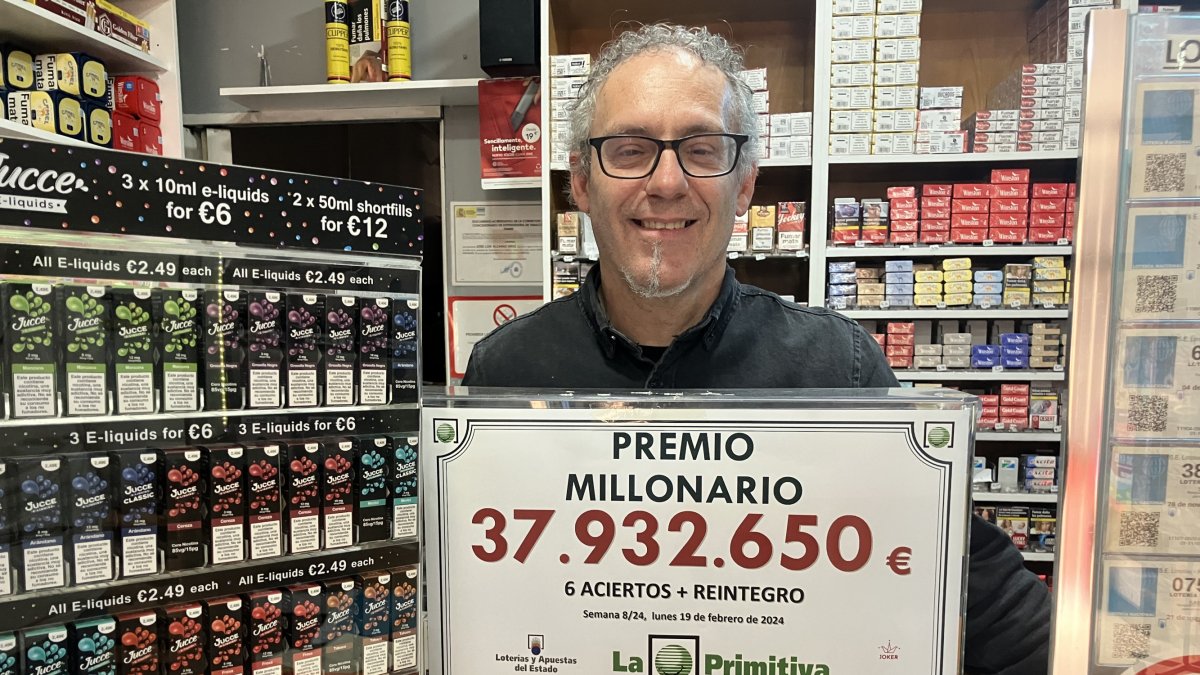 José Luis Alcaraz, el administrador de la calle Mariana, sonriente, ayer, tras el premio de casi 38 millones repartido.