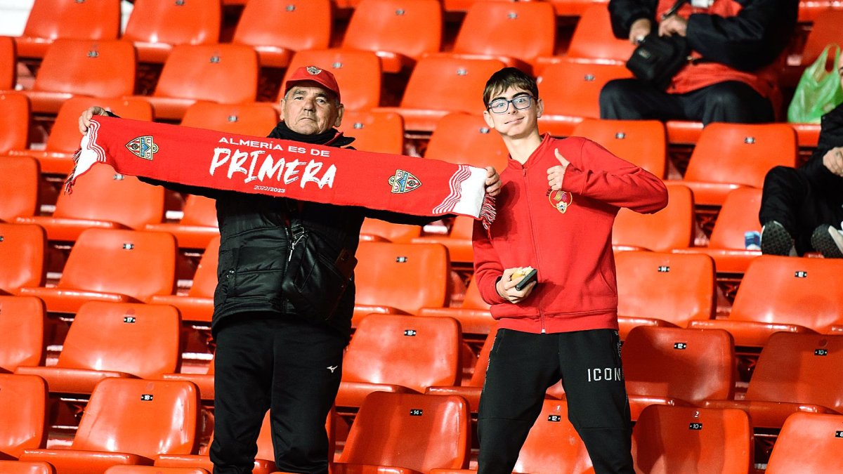 Los aficionados más fieles en un mar de butacas.