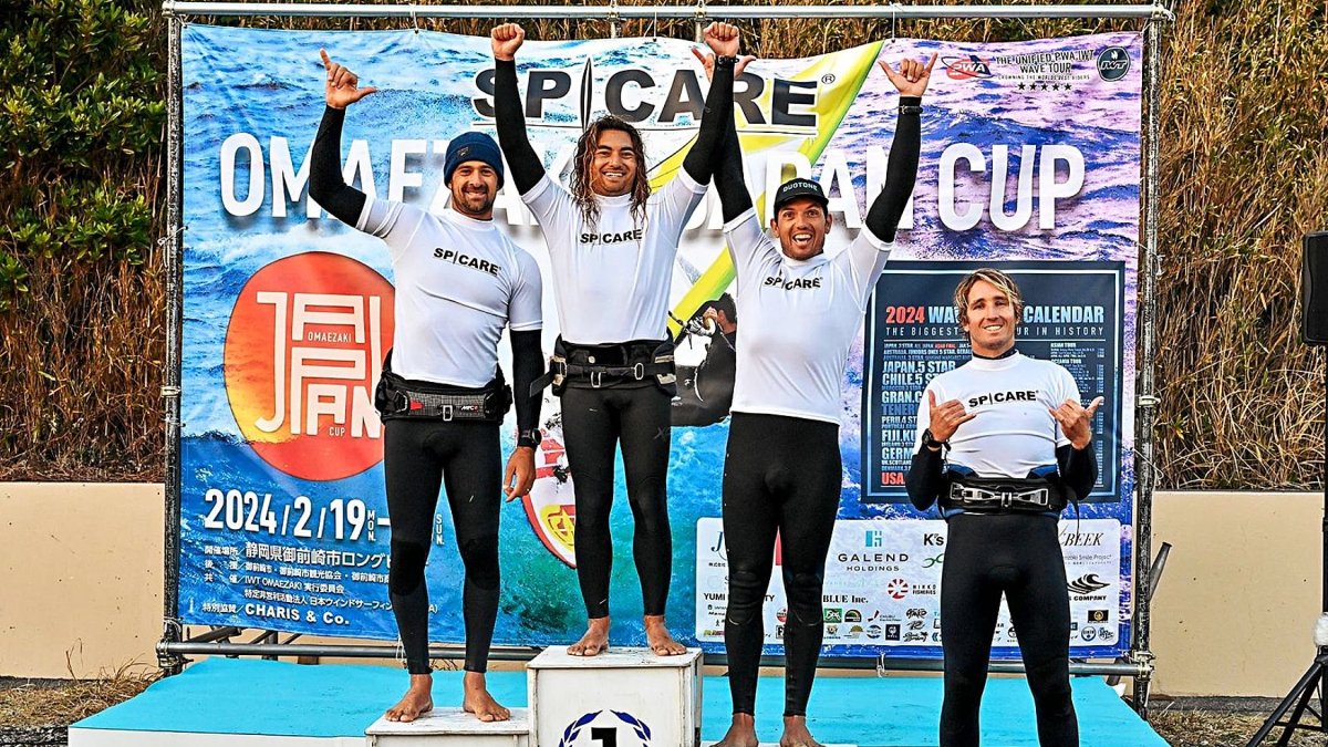 Víctor Fernández en el podio con el resto de rivales.