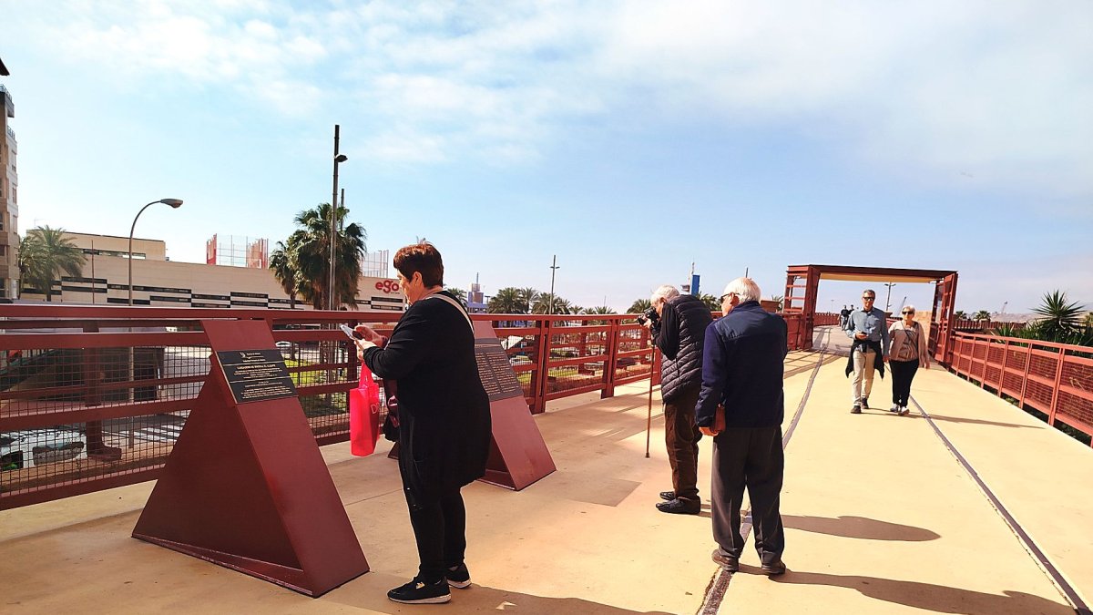 Los turistas se paran a leer las explicaciones de las placas