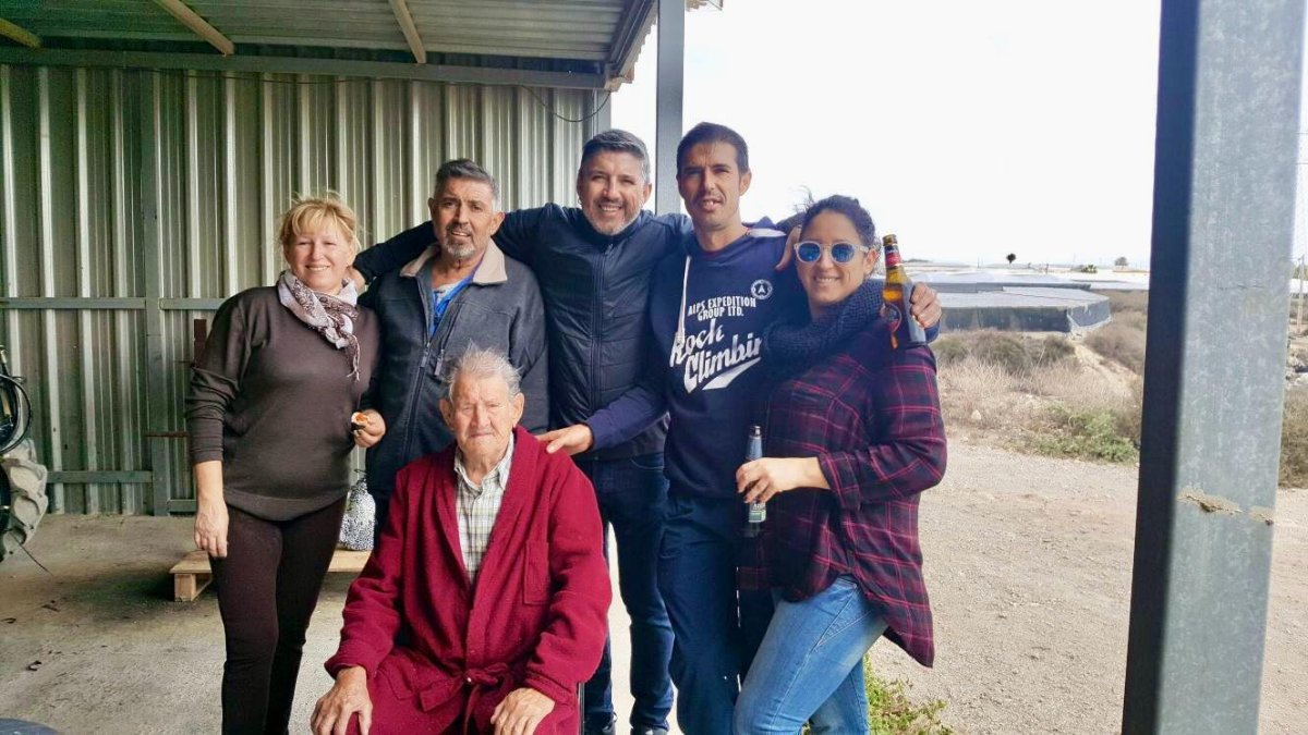 Juan Molina rodeado de sus seres queridos.