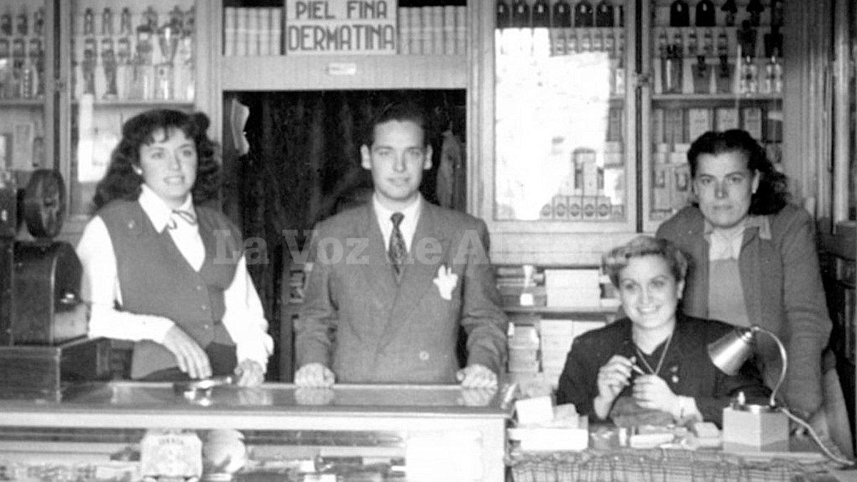 Interior de la perfumería La Venus de la Puerta de Purchena. Sentada, arreglando medias, se ve a Virginia Martínez, ‘Vinita’, hija del dueño.