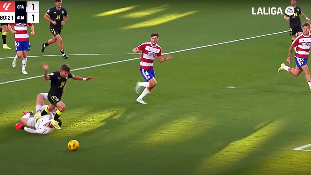 El momento de la jugada entre Batalla y Pozo que terminó en amarilla para el jugador del Almería.