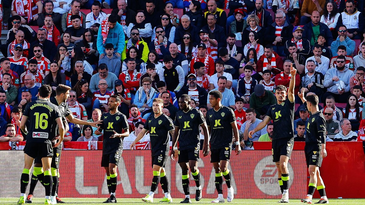 A pesar del golazo de Pubill, el Almería volvió a fallar y empató un partido que debió haber ganado.