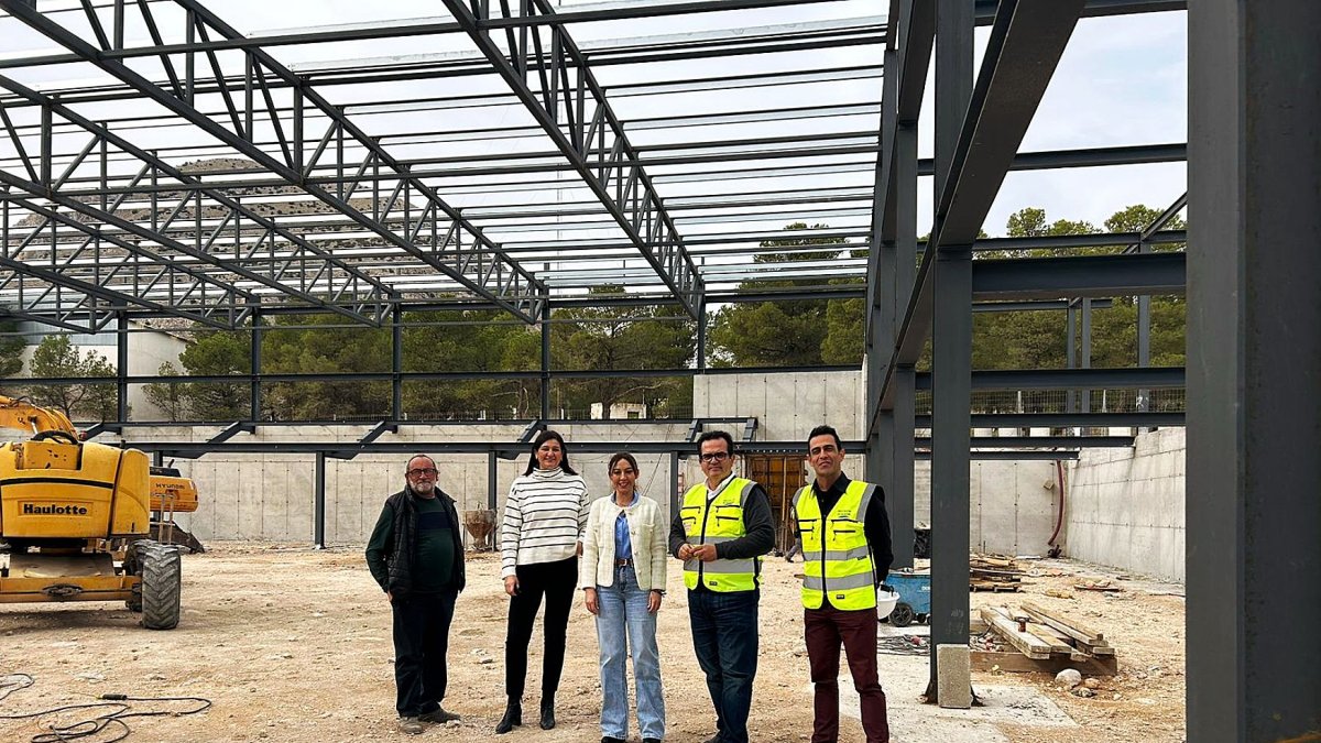 El diputado provincial de Fomento, Antonio y la alcaldesa visitan las obras.