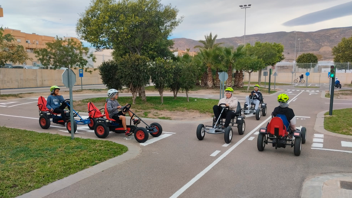Alumnos circulando por el circuito de educación vial.