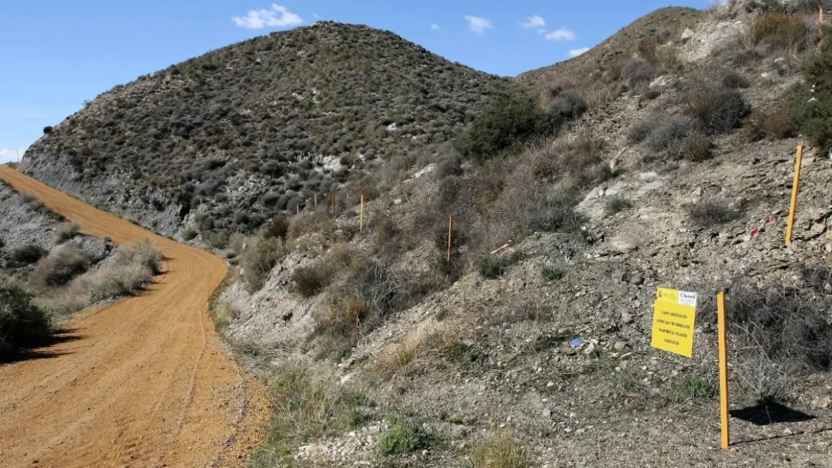 Una de las parcelas contaminadas por el plutonio que permanecen valladas.