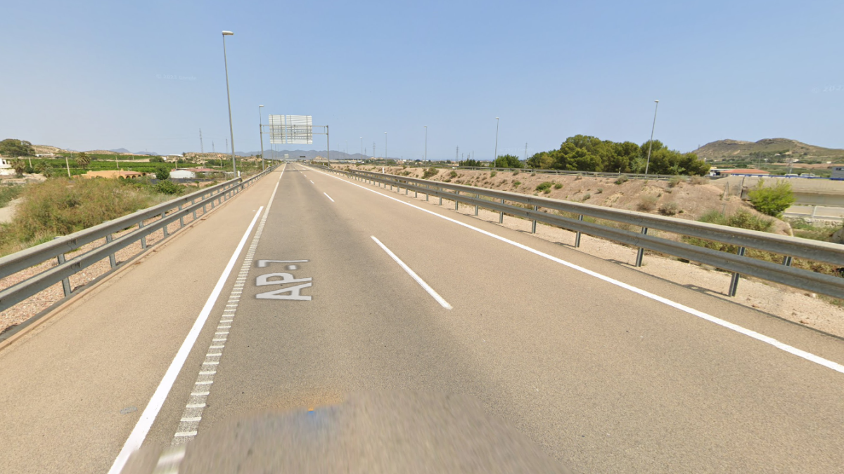 El accidente se ha producido en la AP-7 a su paso por Vera.