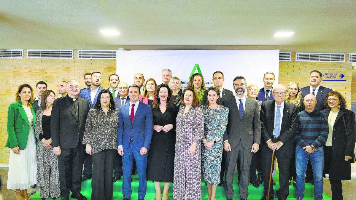 Foto de familia de las autoridades y los galardonados.