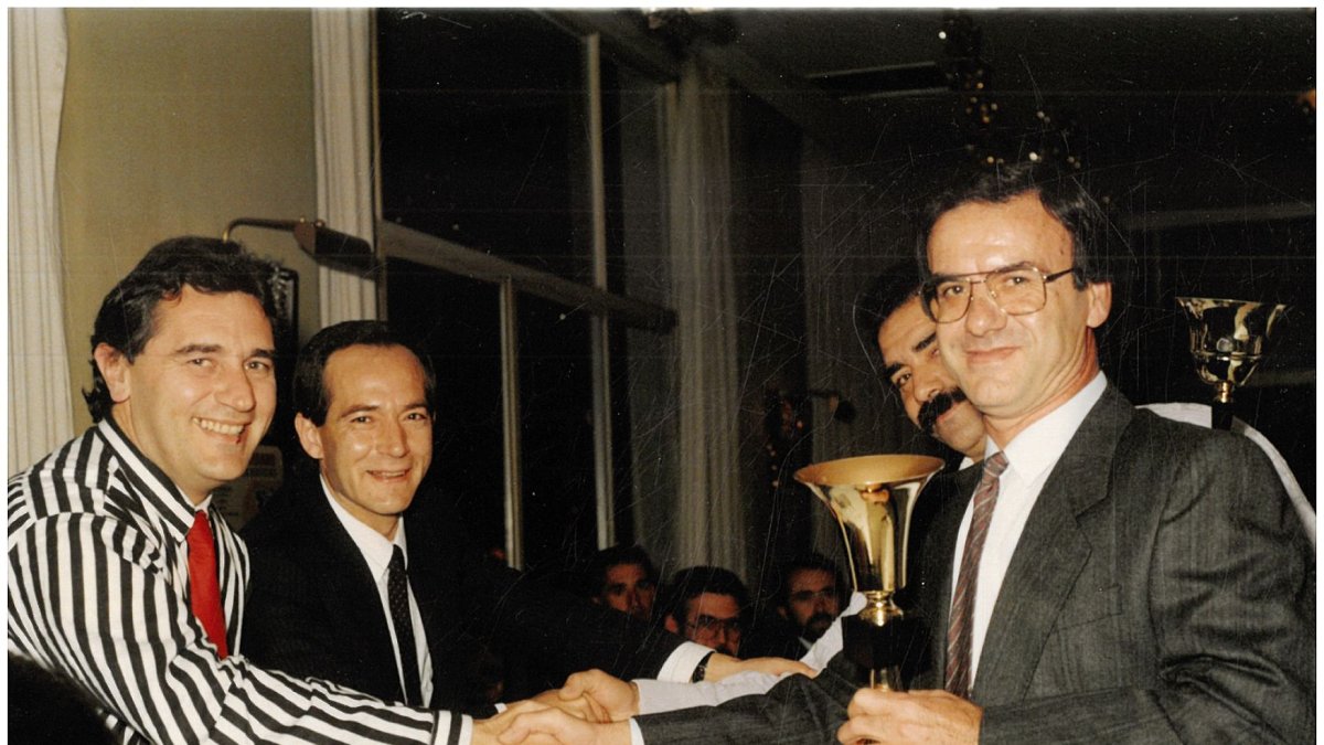 Pepe Jurado saluda a Paco Díaz Casimiro junto a Santiago Martínez Cabrejas.