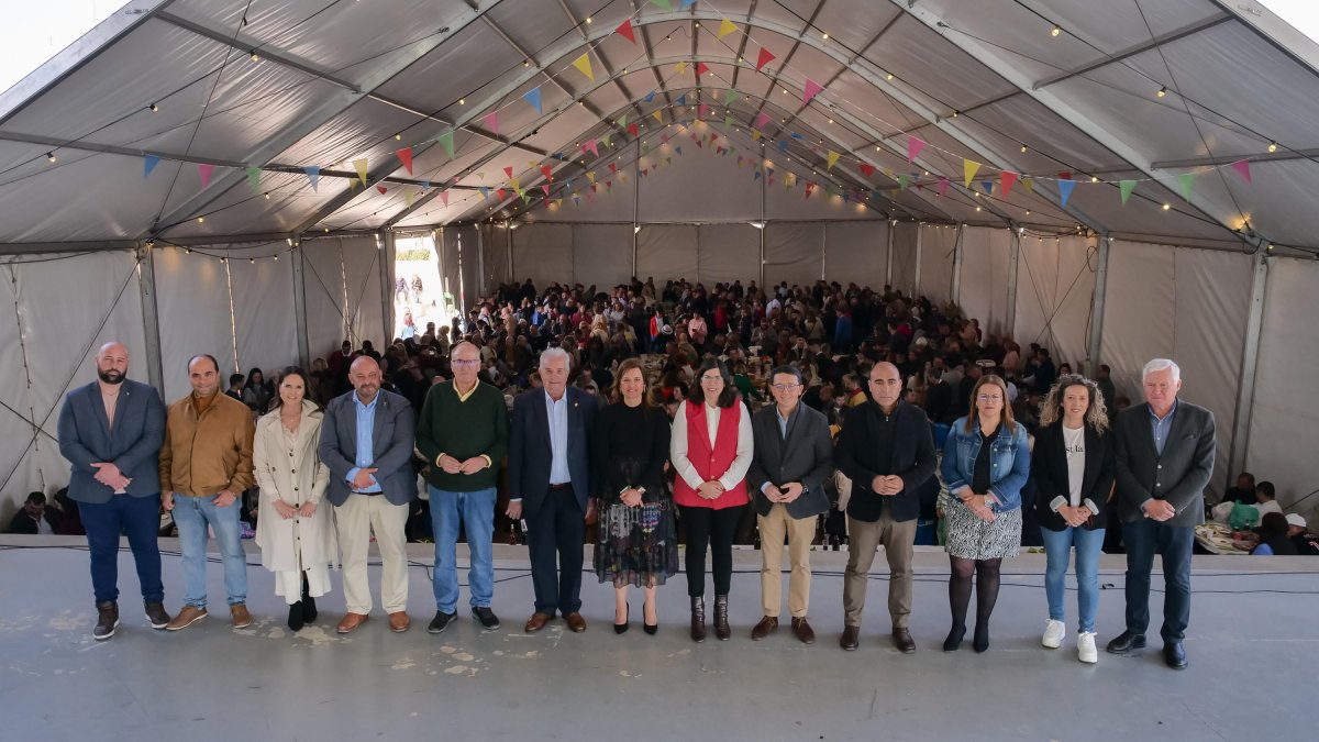 Foto de familia de las autoridades y pregonero de la Catra de Vinos Artesanos de Benahadux.