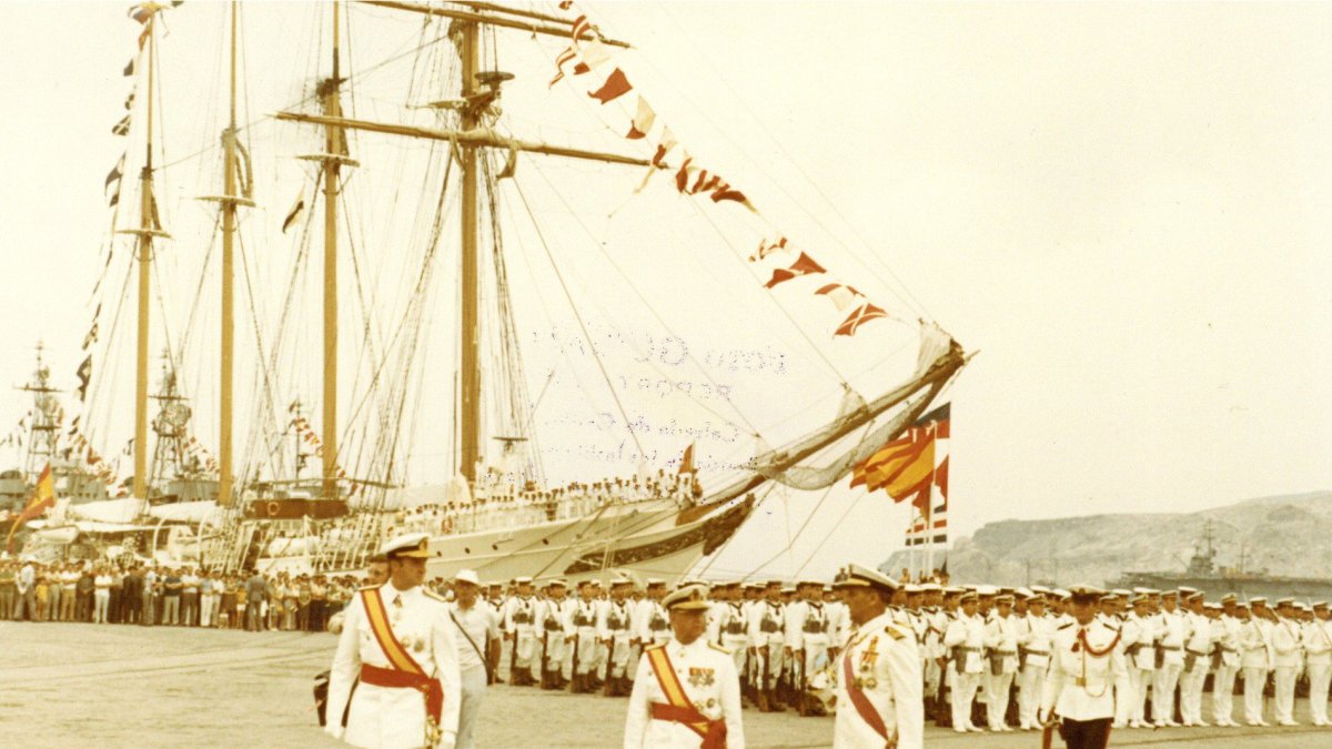 El príncipe Juan Carlos de Borbón, hoy rey emérito, presidiendo el desfile de gala en los actos de clausura de la Semana Naval del Mar de Alborán