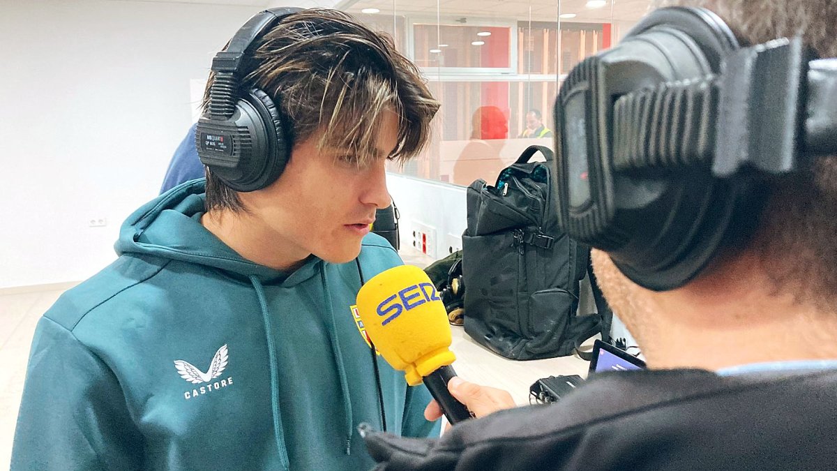 Luka Romero con Rafa Góngora en la sala de prensa del Mediterráneo.