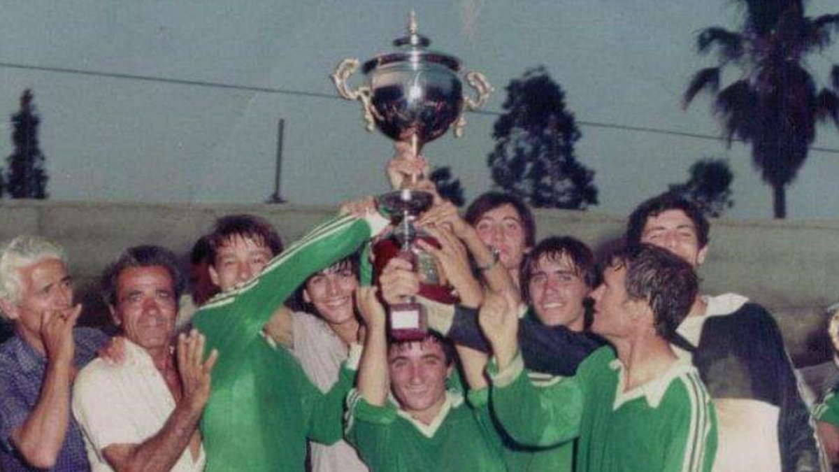 Pirri sostiene la Copa del Torneo Antonio Biosca ganado por el Oriente.