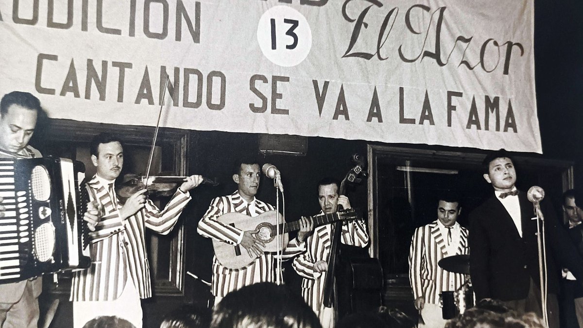 Juan Cortés con 17 años acompañado por Los Trovadores.