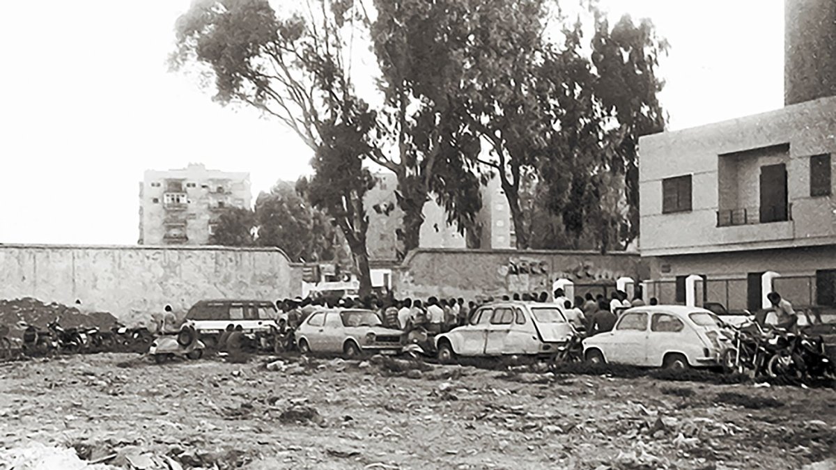 Puerta sur del estadio de la Falange llena de coches en una tarde de partido.