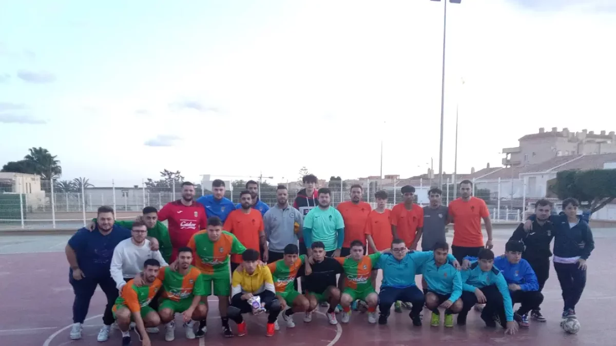 Los equipos participantes posan unidos.
