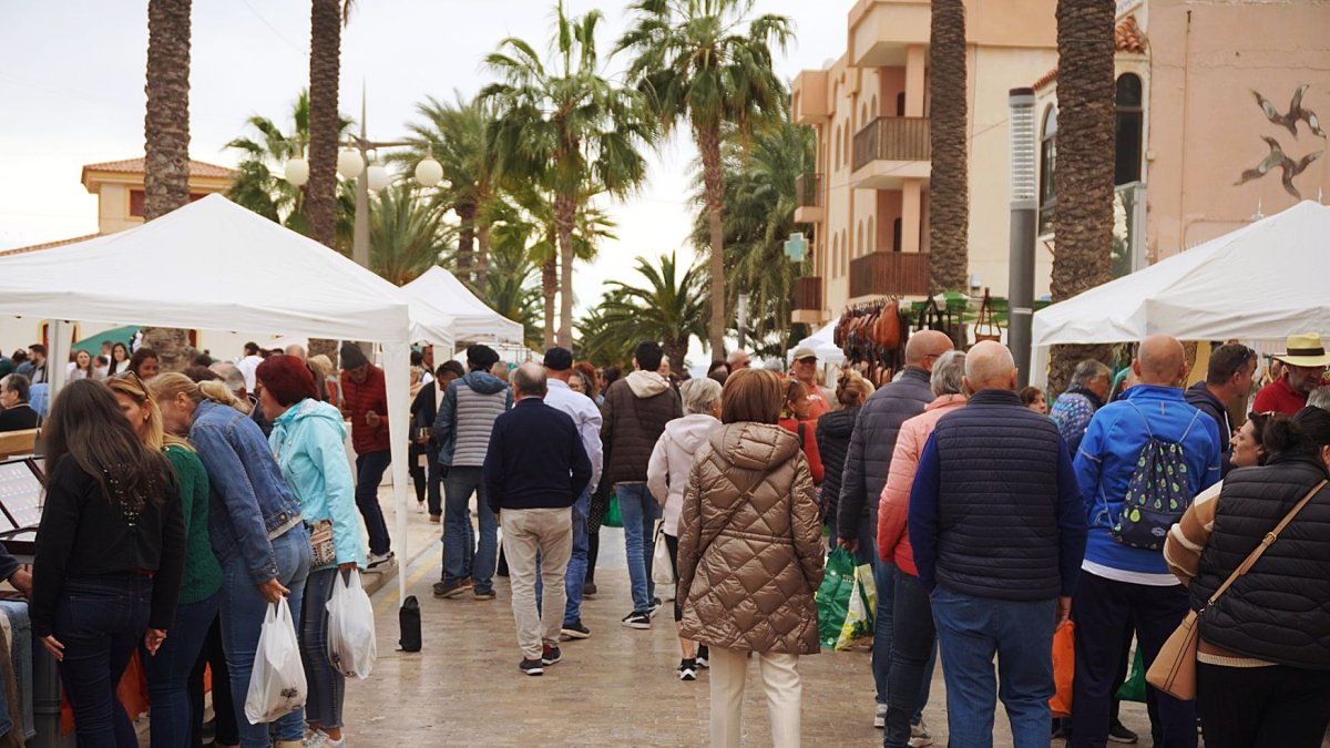 Gentío en la primera edición del Mercadillo de Artesanía en Carboneras.