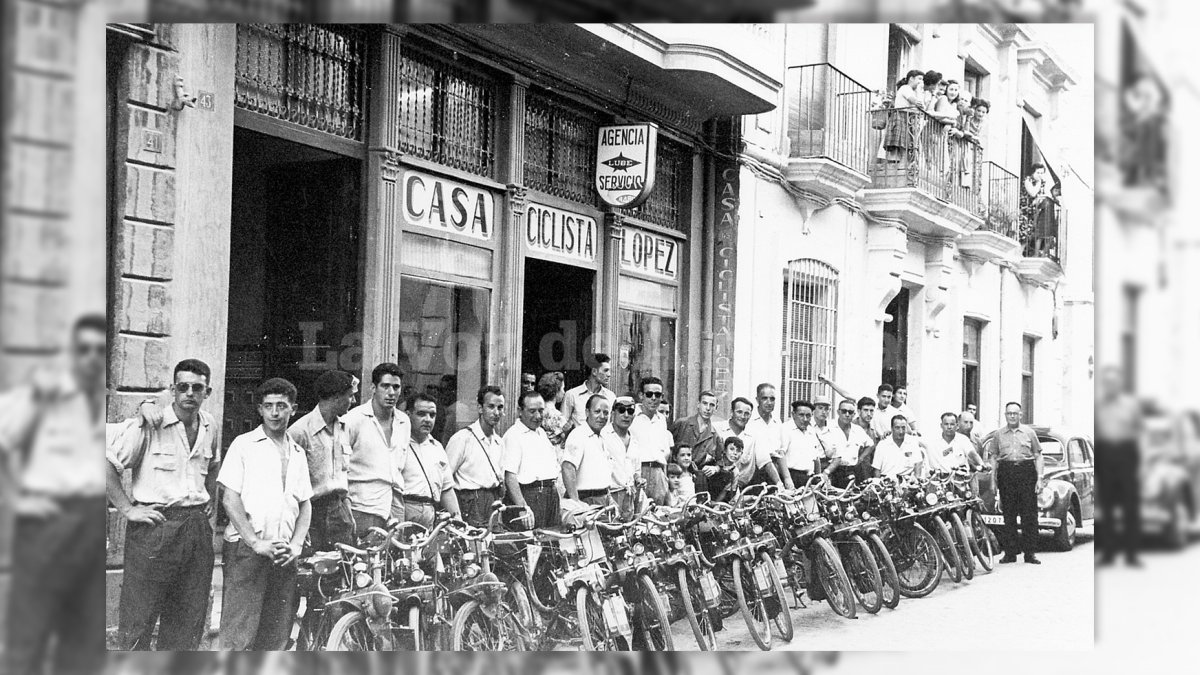 Exposión de ciclomotores de la marca BH en la puerta de la Casa Ciclista López en la calle de Granada. Verano de 1957.
