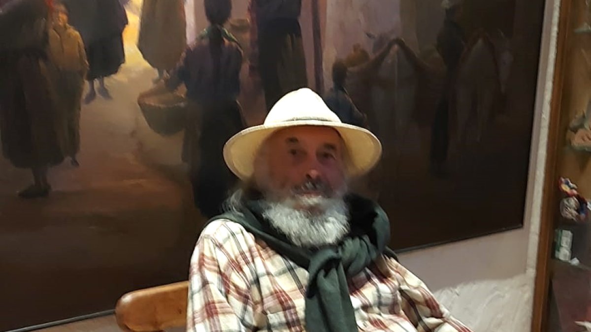 El pintor Clemente Gerez junto a uno de sus lienzos.