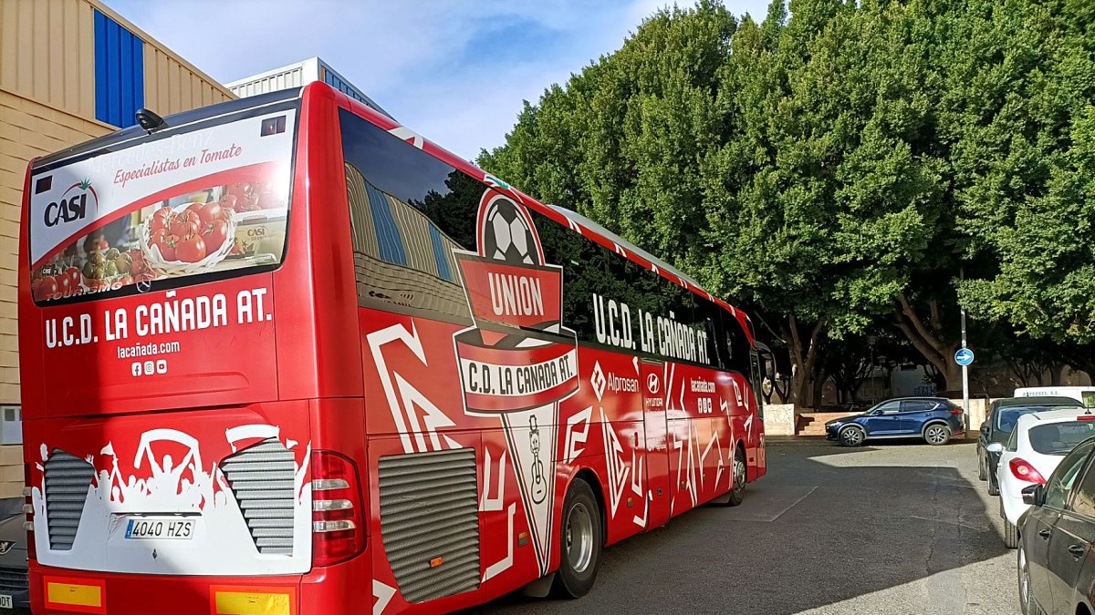 Un autobús al nivel del que utiliza el Almería en Primera.