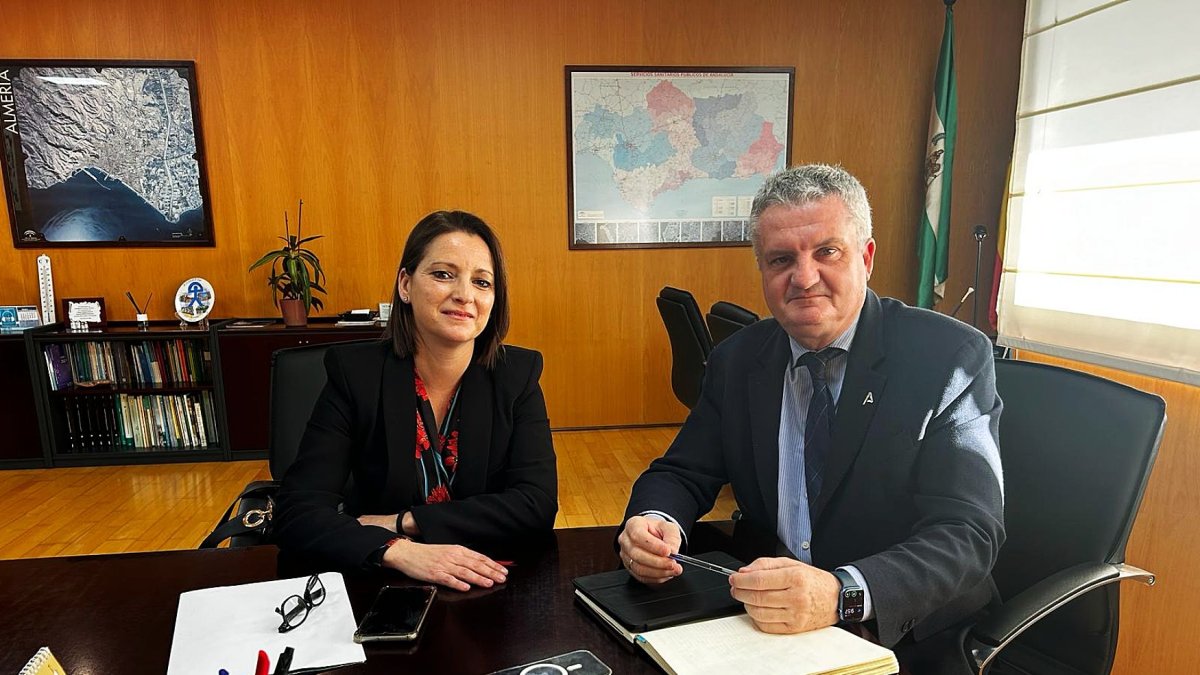 La alcaldesa de Albox se reúne con el delegado de Salud.