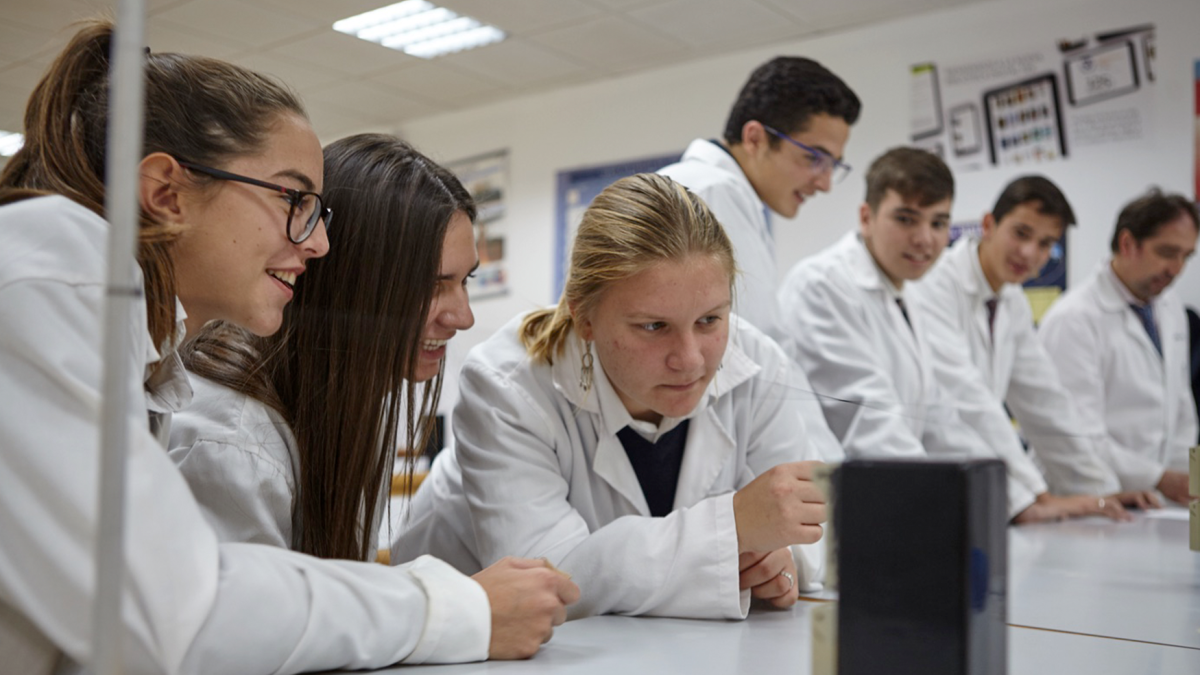 Alumnos y alumnas de SEK-Alborán haciendo unas prácticas en sus instalaciones.