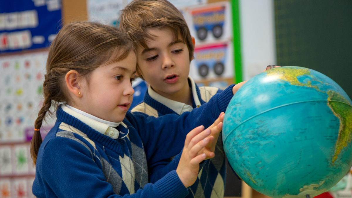 Unos alumnos del Colegio Diocesano investigan un globo del mundo.