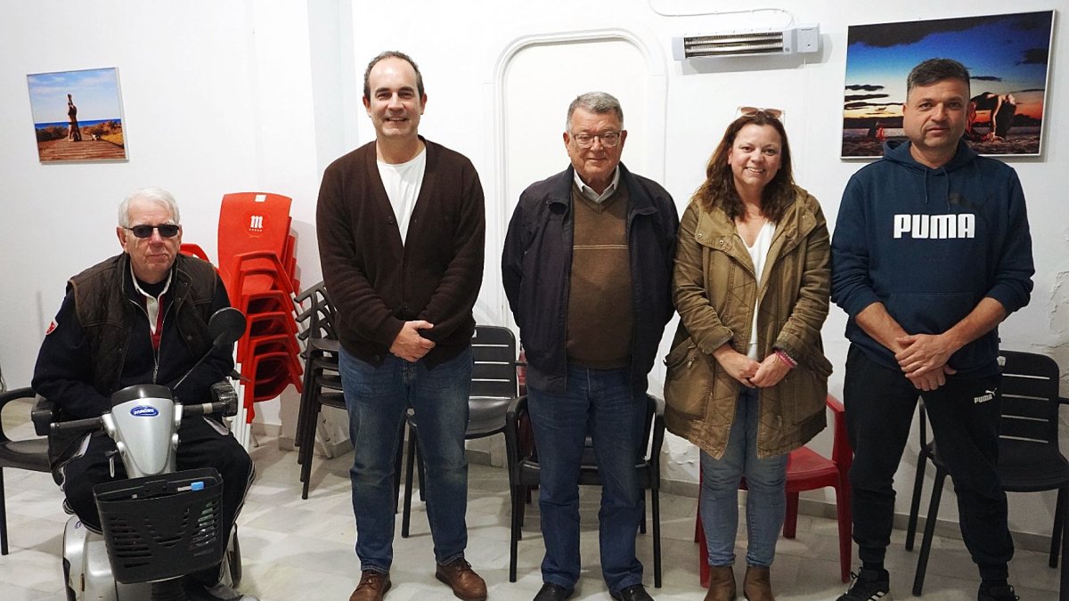 El PSOE de Carboneras durante su visita al centro de mayores.