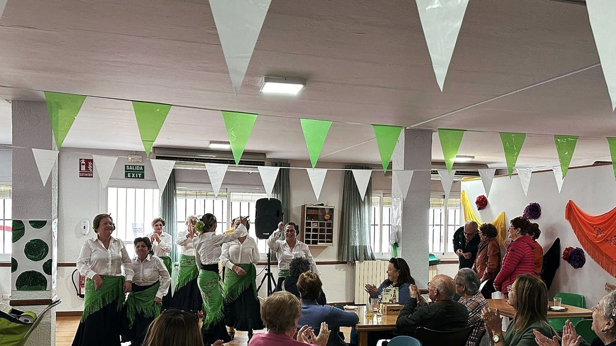 Los mayores de Huércal-Overa celebran el Día de Andalucía.