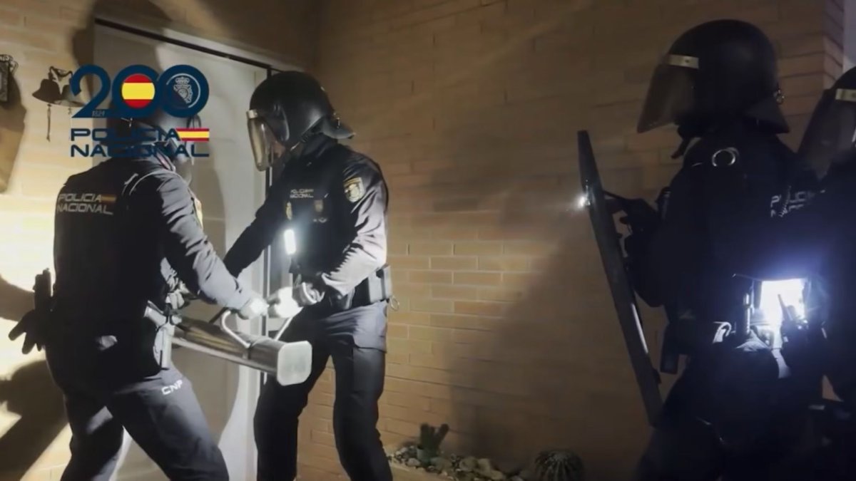 Efectivos de la Policía Nacional de Almería utilizaron un ariete para acceder al inmueble.