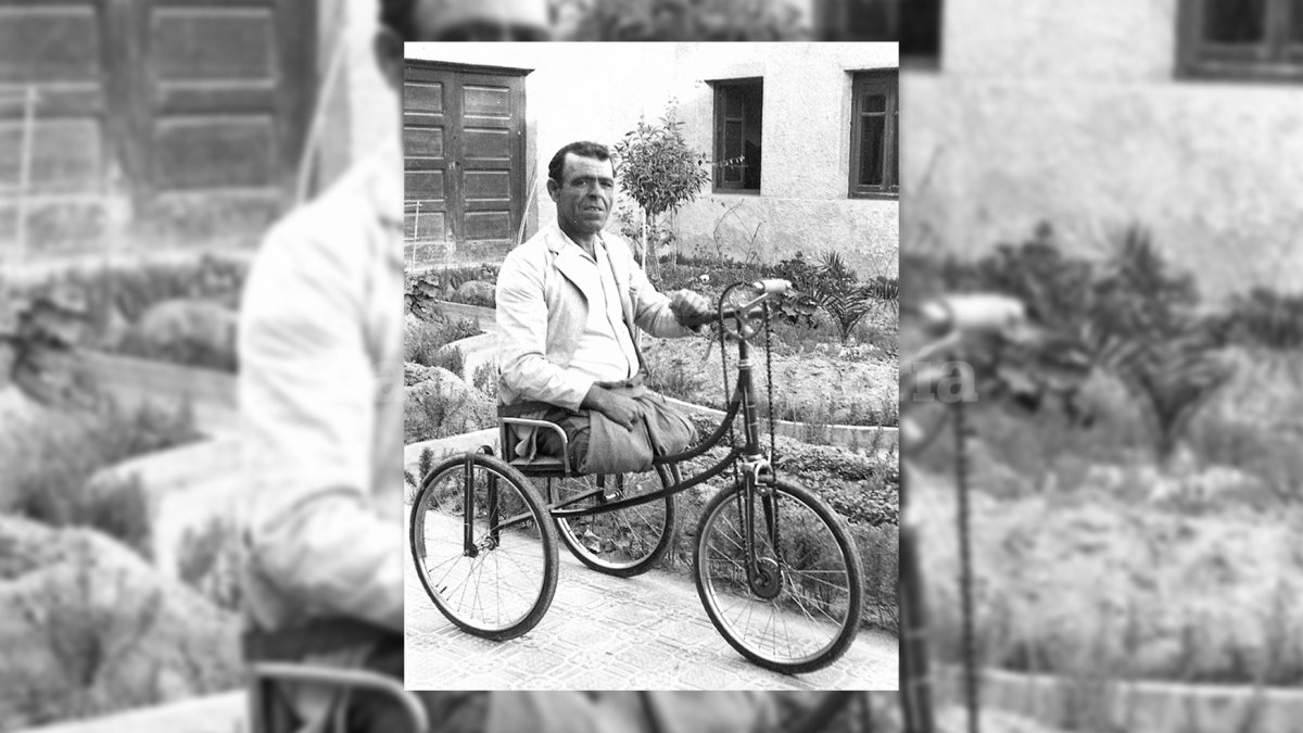 José Núñez Garrancha en el coche de inválido que le proporcionó la Cofradía de Pescadores para que pudiera moverse.